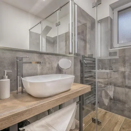Aurora Daire *